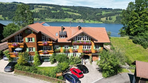 Property building, Natural landscape, Lake view, Mountain view, Parking