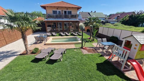 Property building, Garden, Balcony/Terrace, Swimming pool, sunbed