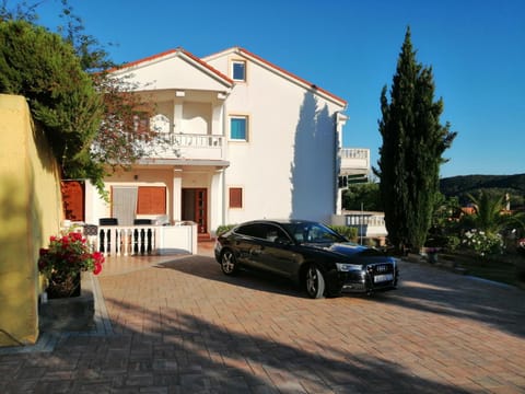 Property building, Facade/entrance, Garden