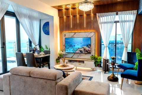 TV and multimedia, View (from property/room), View (from property/room), Living room, Seating area, City view, City view, Sea view, Sea view