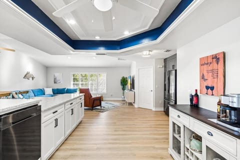 Kitchen or kitchenette, Living room, dishwasher