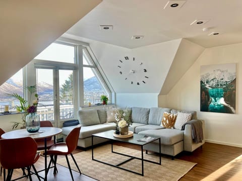 View (from property/room), View (from property/room), Living room, Guests, Lake view, Mountain view