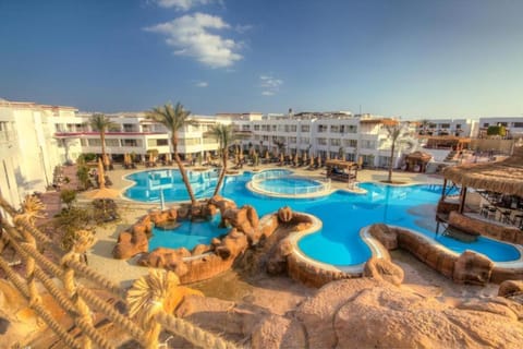 Property building, Swimming pool, sunbed