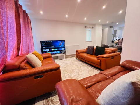 Communal lounge/ TV room, TV and multimedia, Living room