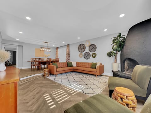 Los Lagos Mesa House in Dobson Ranch