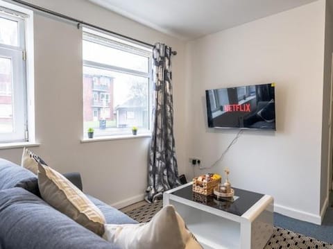 Communal lounge/ TV room, TV and multimedia, Living room, Seating area, Evening entertainment