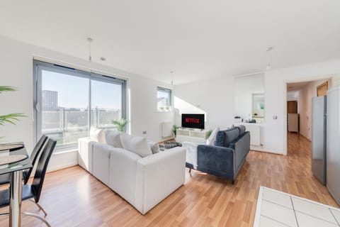 Communal lounge/ TV room, TV and multimedia, Kitchen or kitchenette, Living room, Seating area, Evening entertainment