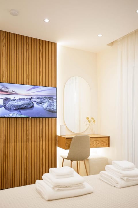 Bed, TV and multimedia, Bedroom, towels