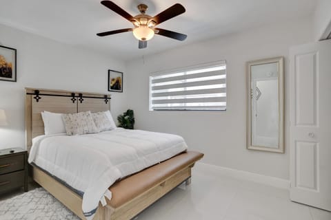 Luxe Haven Near Aventura House in Ives Estates