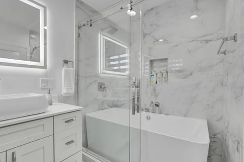 Luxe Haven Near Aventura House in Ives Estates