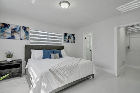 Luxe Haven Near Aventura House in Ives Estates