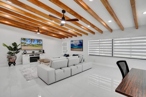 Luxe Haven Near Aventura House in Ives Estates