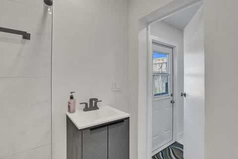 Serene Suite Near Aventura House in Ives Estates