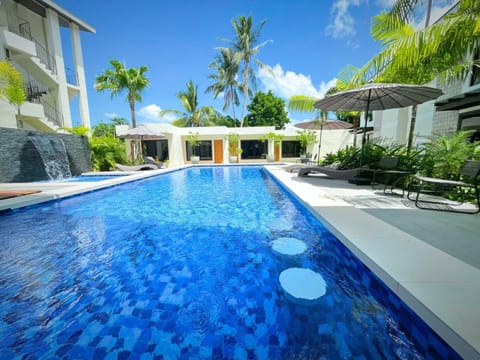 Property building, Swimming pool, sunbed