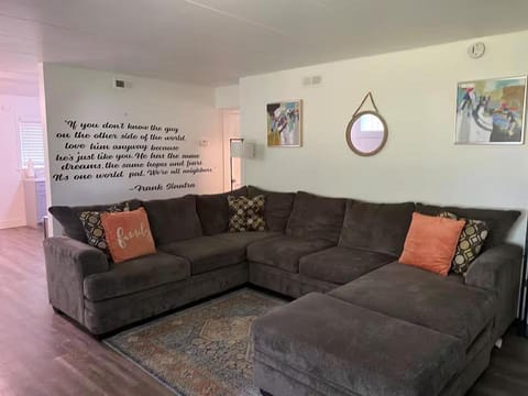 Lovely One Bedroom Apartment Bed and Breakfast in Merrillville