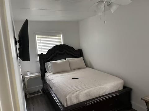 Lovely One Bedroom Apartment Bed and Breakfast in Merrillville