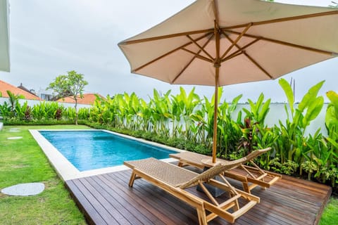 Garden, On site, Pool view, Swimming pool, sunbed