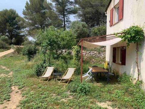 Jardin dans les Pins Apartment in Gémenos