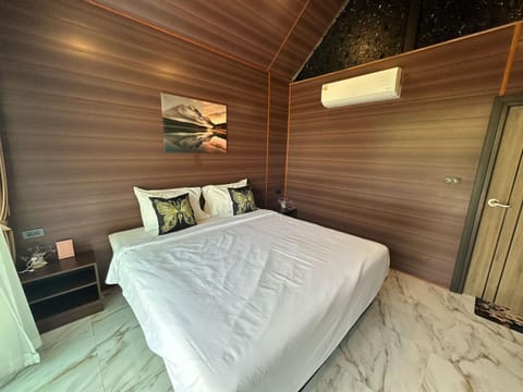 Bed, Photo of the whole room, Bedroom, air conditioner