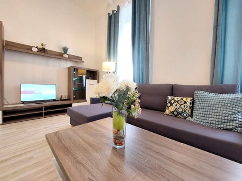 TV and multimedia, Kitchen or kitchenette, Living room, Seating area