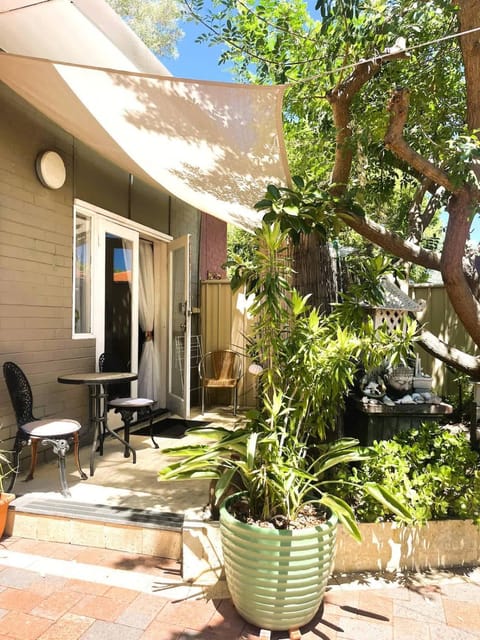 Property building, Patio, Spring, Day, Garden, Garden view