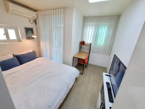 Bed, Bedroom, air conditioner