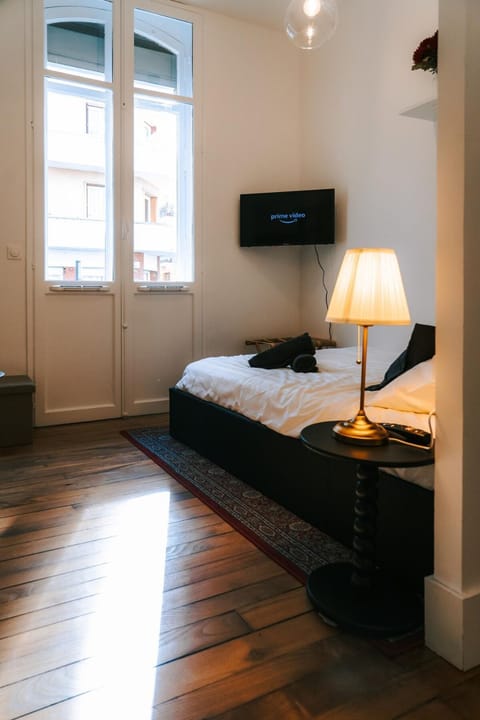Bed, TV and multimedia, Bedroom