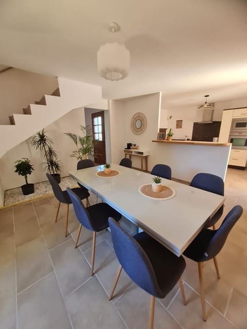 Kitchen or kitchenette, Living room, Dining area, air conditioner