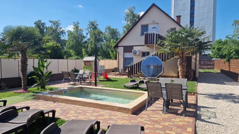 Property building, Garden, Balcony/Terrace, Swimming pool, Inner courtyard view, sunbed