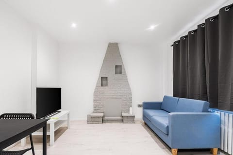 Communal lounge/ TV room, TV and multimedia, Living room, Seating area, Evening entertainment