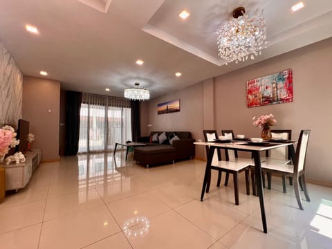 TV and multimedia, Living room, Seating area, Dining area