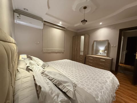 Photo of the whole room, Bedroom, wardrobe
