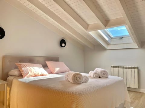 Bed, Photo of the whole room, Bedroom, internet, towels
