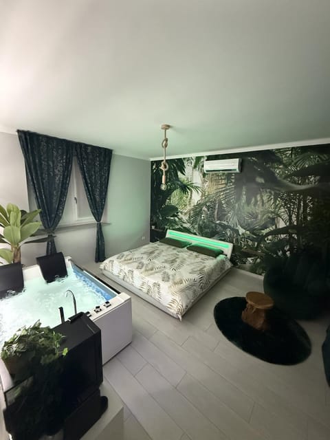 Bed, Hot Tub, Photo of the whole room, Bedroom