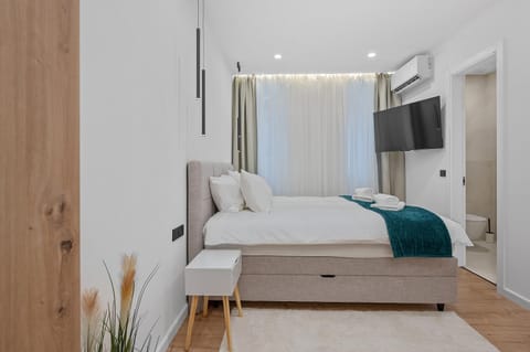 Bed, TV and multimedia, Photo of the whole room, Bedroom, wardrobe, air conditioner