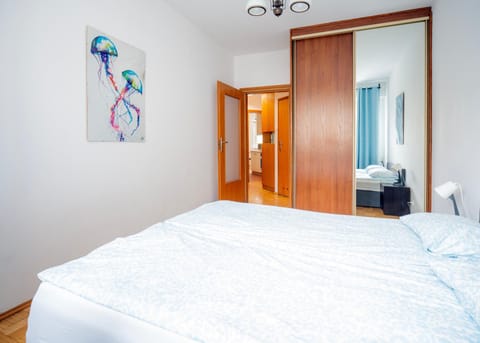 Photo of the whole room, Bedroom, wardrobe