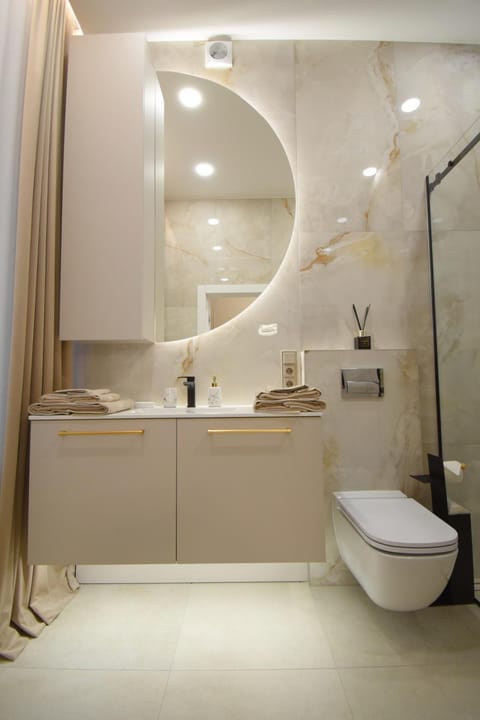 Shower, Toilet, Bathroom, towels