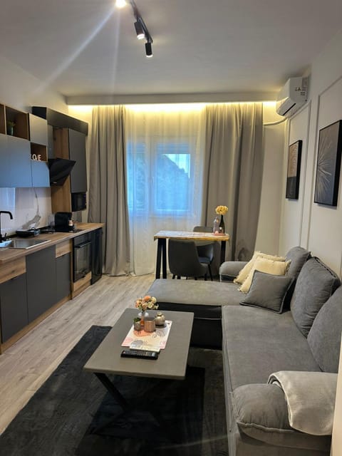 TV and multimedia, Kitchen or kitchenette, Living room, Seating area, Dining area