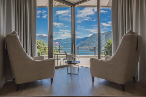 Photo of the whole room, Decorative detail, City view, Lake view, Mountain view