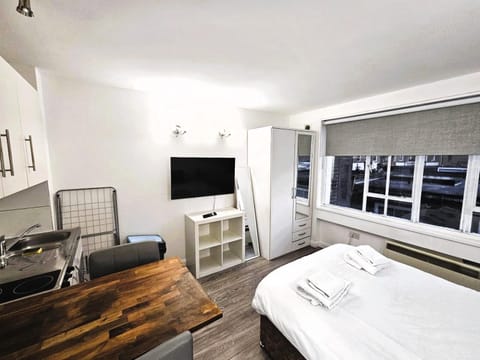 Bed, TV and multimedia, Photo of the whole room, Bedroom, towels