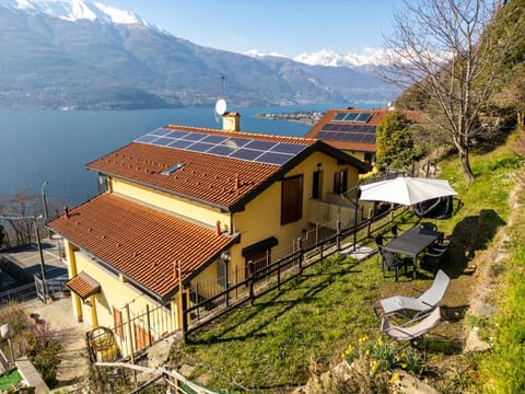 Property building, Patio, Day, Natural landscape, Garden, Garden, Lake view, Mountain view