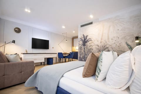 Bed, TV and multimedia, Living room, Photo of the whole room, Seating area, Evening entertainment, Bedroom