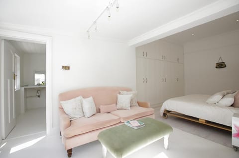 Wonderland Cottage on Chelsea Village Doorstep Villa in Cape Town