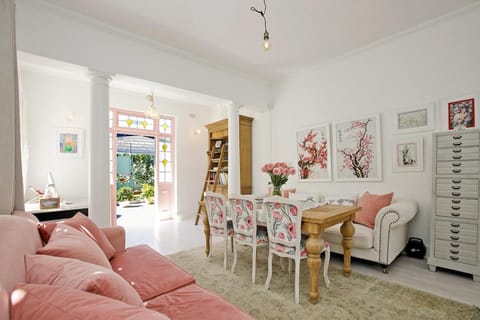 Wonderland Cottage on Chelsea Village Doorstep Villa in Cape Town