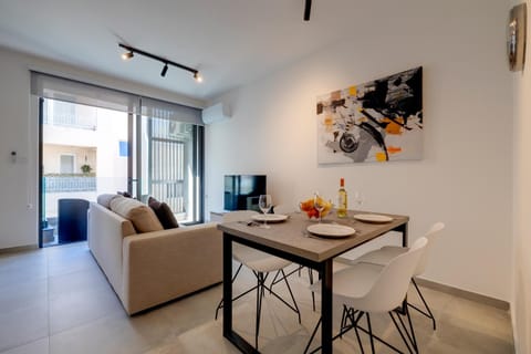 TV and multimedia, Living room, Seating area, Dining area, Evening entertainment