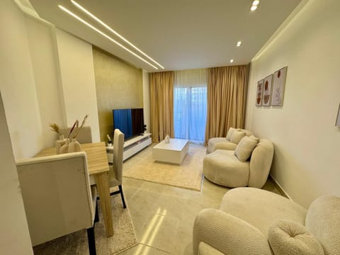Bed, TV and multimedia, Living room, Photo of the whole room, Seating area, Bedroom