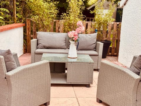 Property building, Spring, Day, Balcony/Terrace, Seating area, Garden view