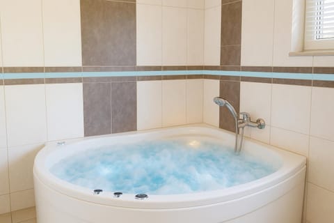 Hot Tub, Hot Tub, Bathroom, Spa and wellness centre/facilities, Bath