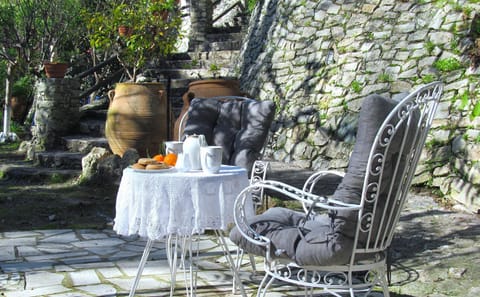 Garden, Dining area, Food, Drinks