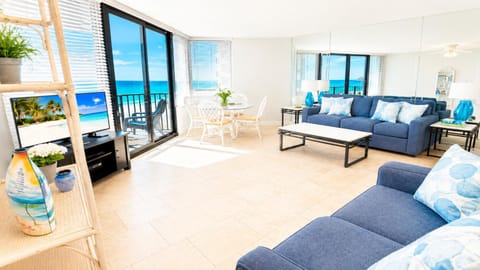 TV and multimedia, View (from property/room), Balcony/Terrace, Seating area, Dining area, Sea view, Sunset